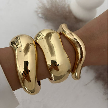 Meta Digital Store Jewelry Metal Glossy Surface Water Drop Hug Bracelet