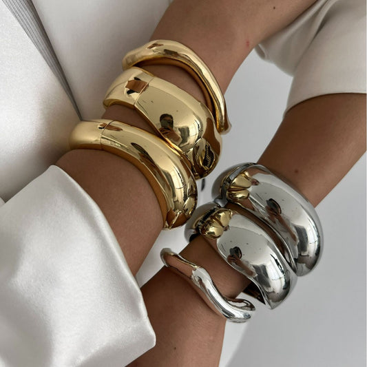 Meta Digital Store Jewelry Metal Glossy Surface Water Drop Hug Bracelet